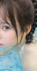 泳池里玩水游泳的麻花辫可爱泳装女生MM吸睛气质图片