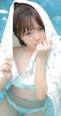 泳池里玩水游泳的麻花辫可爱泳装女生MM吸睛气质图片