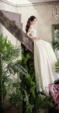 大眼睛女生李依宸如花间精灵优雅气质白裙写真图片
