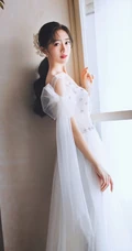 大眼睛女生李依宸如花间精灵优雅气质白裙写真图片