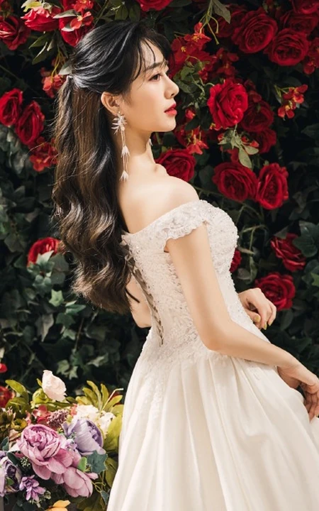 大眼睛女生李依宸如花间精灵优雅气质白裙写真图片