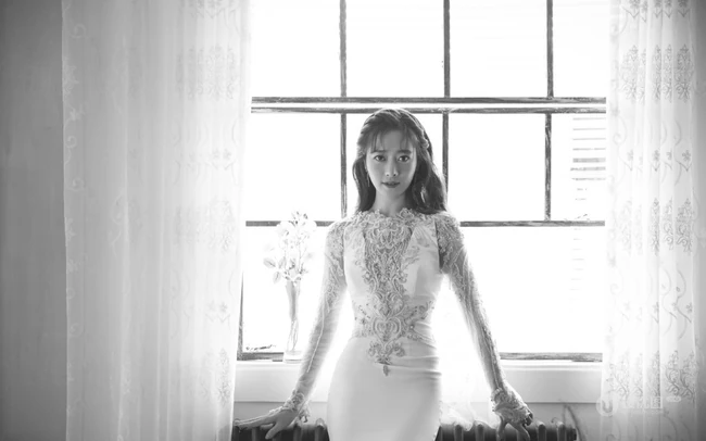 大眼睛女生李依宸如花间精灵优雅气质白裙写真图片
