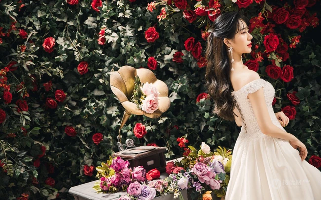 大眼睛女生李依宸如花间精灵优雅气质白裙写真图片