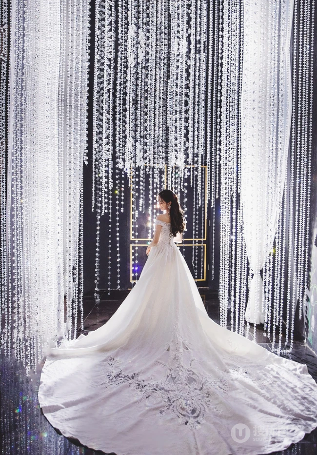 大眼睛女生李依宸如花间精灵优雅气质白裙写真图片
