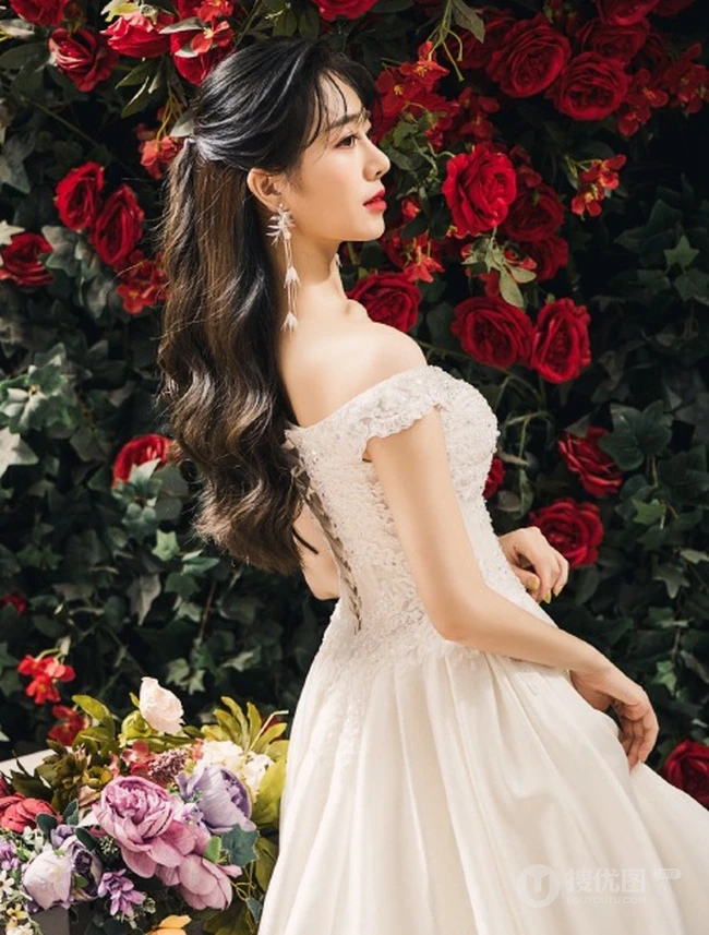 大眼睛女生李依宸如花间精灵优雅气质白裙写真图片