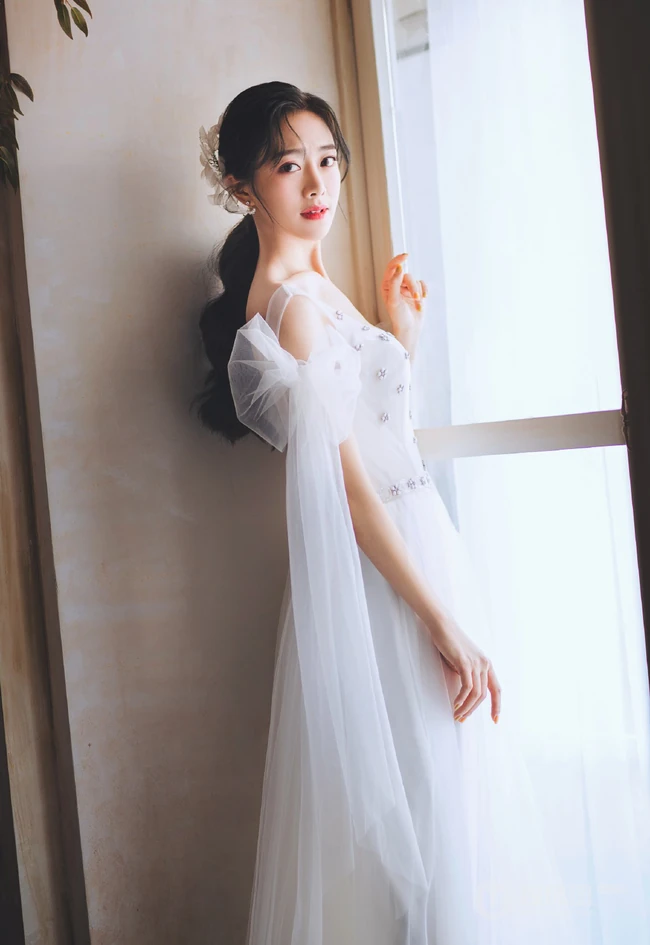 大眼睛女生李依宸如花间精灵优雅气质白裙写真图片
