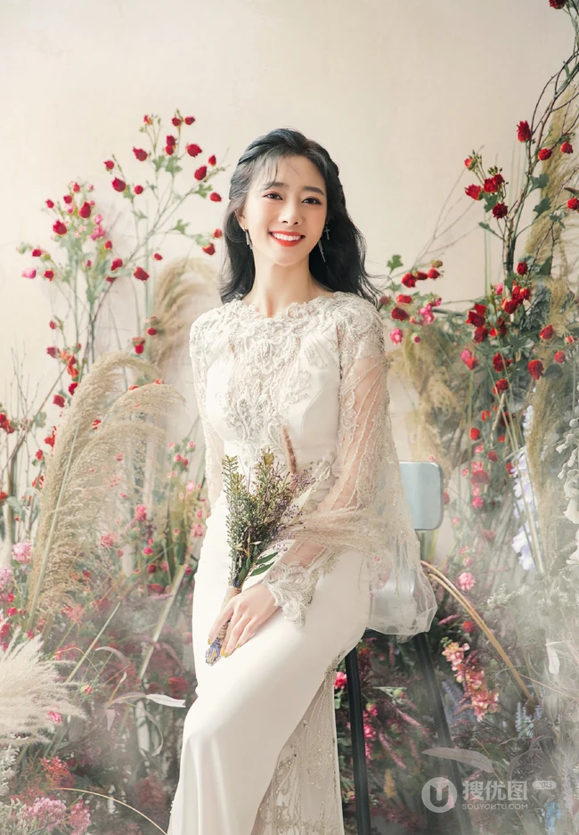 大眼睛女生李依宸如花间精灵优雅气质白裙写真图片
