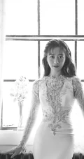 大眼睛女生李依宸如花间精灵优雅气质白裙写真图片