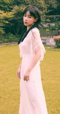 一袭白裙的阚清子清新灵动户外公园唯美动人写真图片