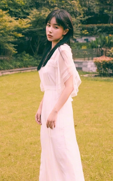一袭白裙的阚清子清新灵动户外公园唯美动人写真图片