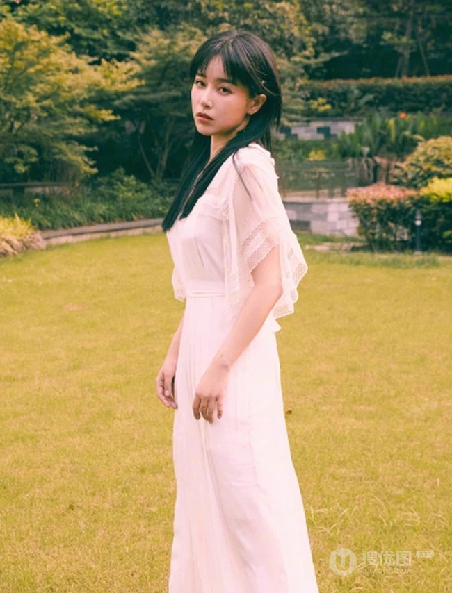 一袭白裙的阚清子清新灵动户外公园唯美动人写真图片