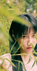 一袭白裙的阚清子清新灵动户外公园唯美动人写真图片
