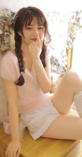漂亮可爱的双麻花辫女生小姐姐粉衣短裤俏皮室内写真图片