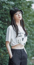 祝绪丹扎起白T恤露白皙纤细线条街拍气质图片
