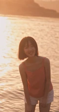短发的邓恩熙黄昏时在湖面戏水唯美逆光写真美图