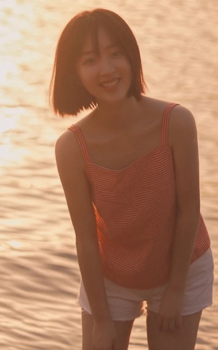 短发的邓恩熙黄昏时在湖面戏水唯美逆光写真美图