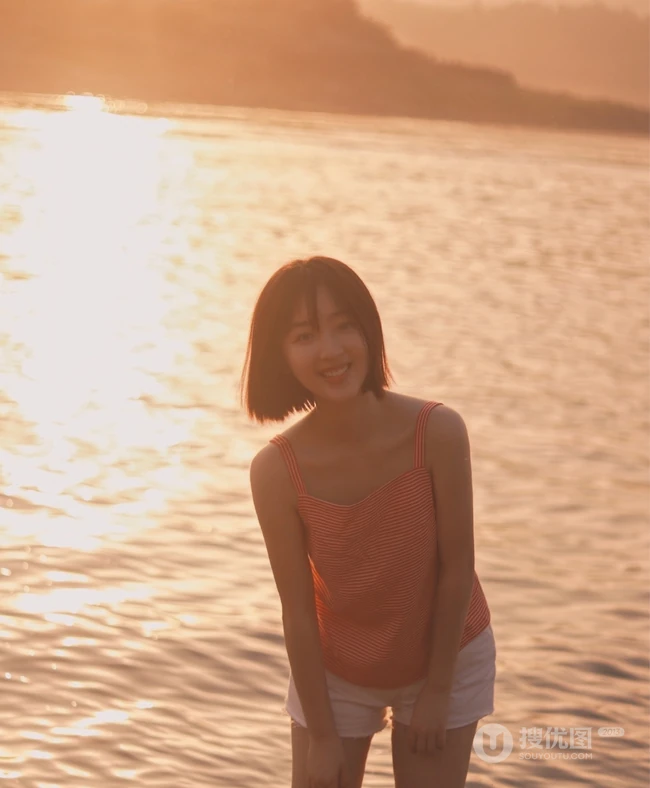 短发的邓恩熙黄昏时在湖面戏水唯美逆光写真美图