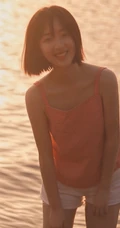 短发的邓恩熙黄昏时在湖面戏水唯美逆光写真美图