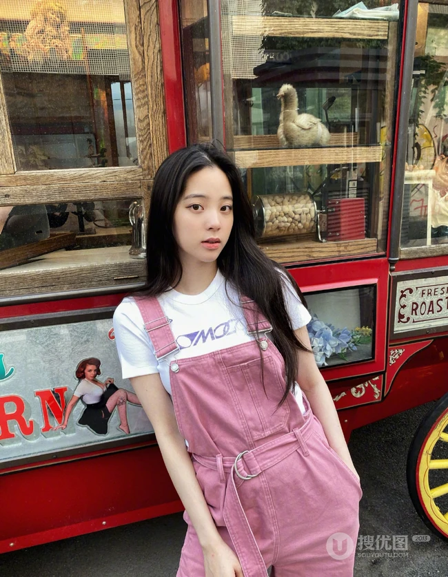 欧阳娜娜可爱粉色肩带连体牛仔裤街拍生活照片