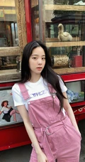 欧阳娜娜可爱粉色肩带连体牛仔裤街拍生活照片