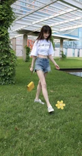 袁冰妍清凉白T恤牛仔热裤休闲装扮户外美拍图片