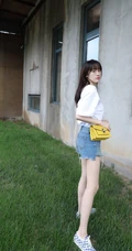 袁冰妍清凉白T恤牛仔热裤休闲装扮户外美拍图片