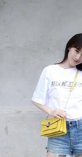 袁冰妍清凉白T恤牛仔热裤休闲装扮户外美拍图片