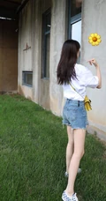 袁冰妍清凉白T恤牛仔热裤休闲装扮户外美拍图片