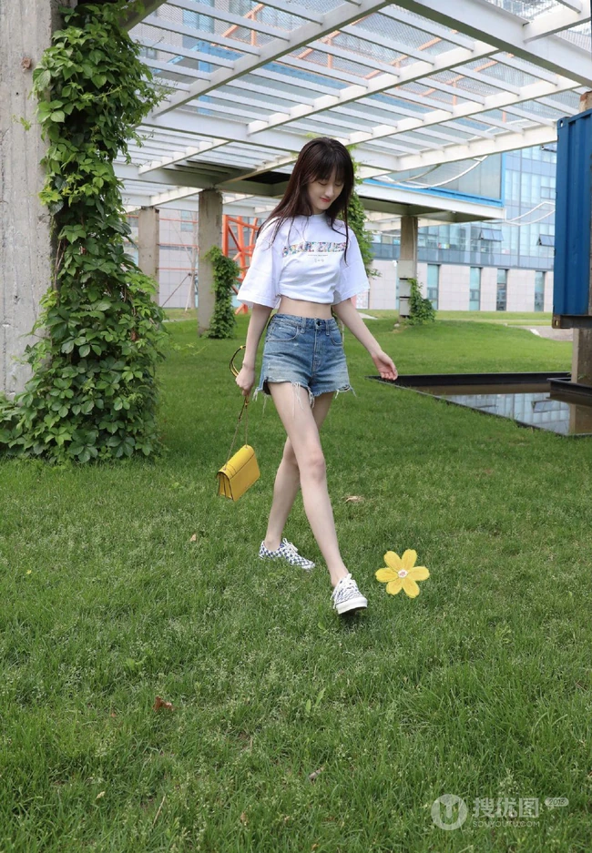 袁冰妍清凉白T恤牛仔热裤休闲装扮户外美拍图片