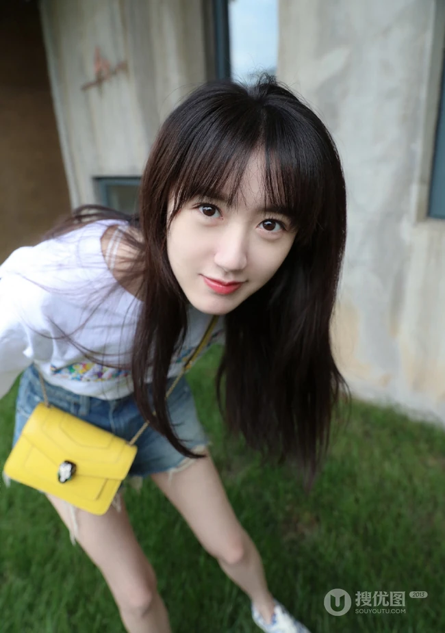 袁冰妍清凉白T恤牛仔热裤休闲装扮户外美拍图片
