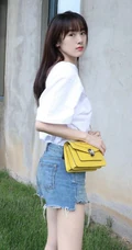 袁冰妍清凉白T恤牛仔热裤休闲装扮户外美拍图片