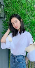 王玉雯微博祝自己生日快乐，晒清新私服牛仔裤美照