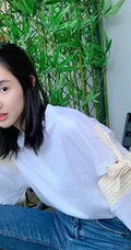 王玉雯微博祝自己生日快乐，晒清新私服牛仔裤美照