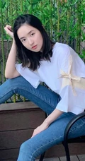 王玉雯微博祝自己生日快乐，晒清新私服牛仔裤美照