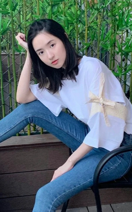 王玉雯微博祝自己生日快乐，晒清新私服牛仔裤美照