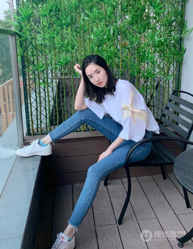 王玉雯微博祝自己生日快乐，晒清新私服牛仔裤美照