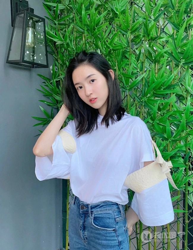 王玉雯微博祝自己生日快乐，晒清新私服牛仔裤美照