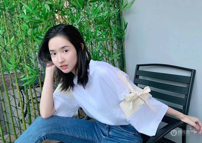 王玉雯微博祝自己生日快乐，晒清新私服牛仔裤美照