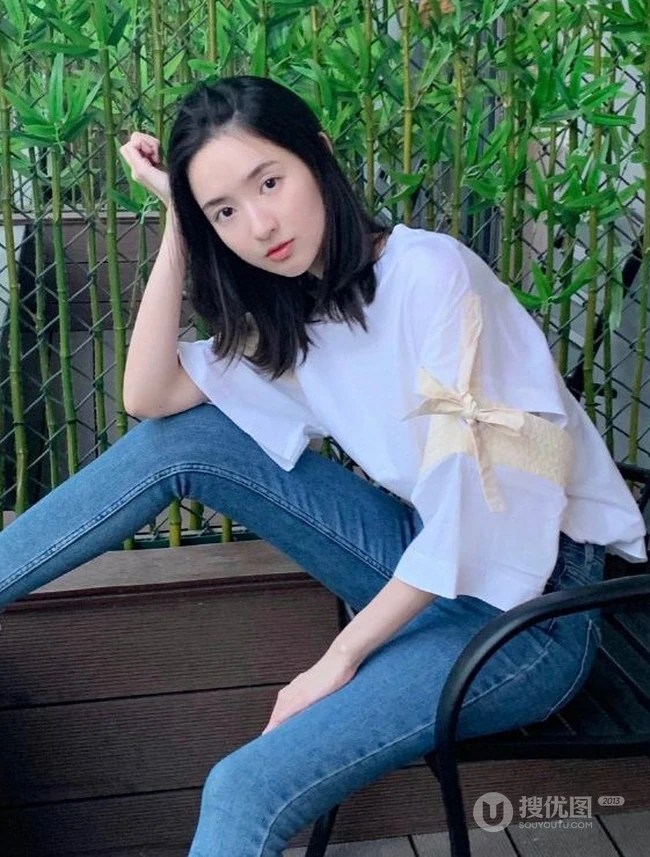 王玉雯微博祝自己生日快乐，晒清新私服牛仔裤美照