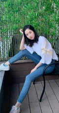王玉雯微博祝自己生日快乐，晒清新私服牛仔裤美照