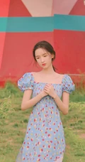 王玉雯清新小碎花裙户外郁金香花园唯美动人写真图片