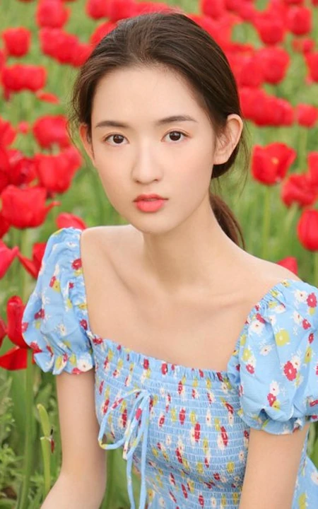 王玉雯清新小碎花裙户外郁金香花园唯美动人写真图片