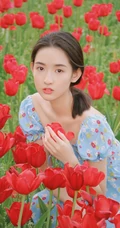 王玉雯清新小碎花裙户外郁金香花园唯美动人写真图片