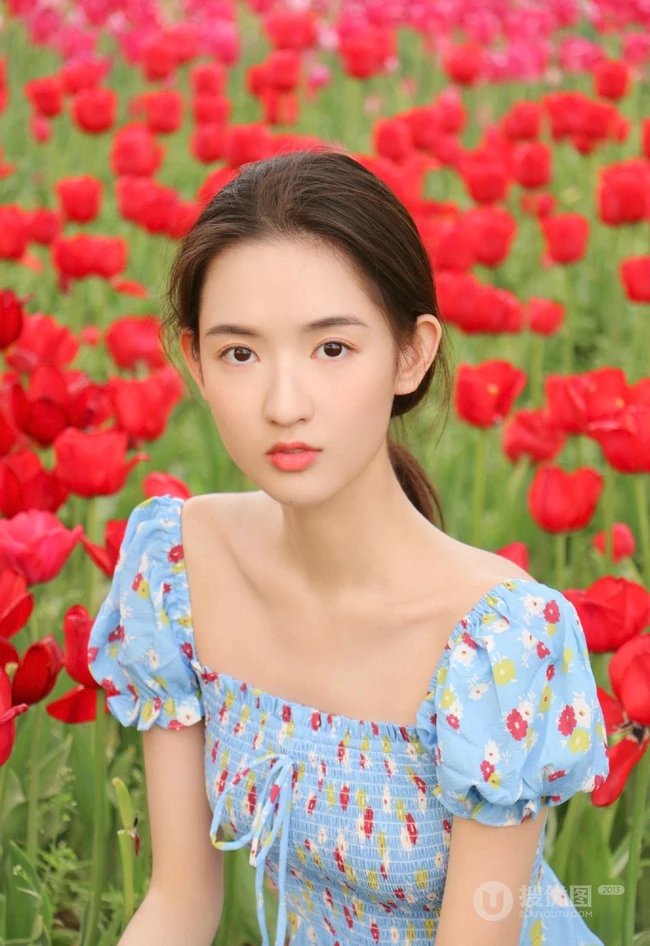 王玉雯清新小碎花裙户外郁金香花园唯美动人写真图片