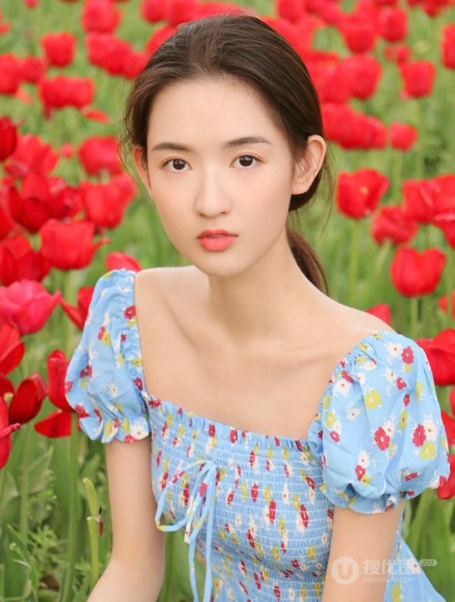 王玉雯清新小碎花裙户外郁金香花园唯美动人写真图片