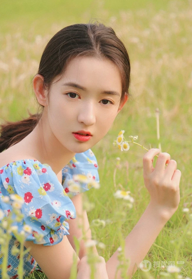 王玉雯清新小碎花裙户外郁金香花园唯美动人写真图片