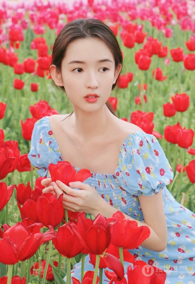 王玉雯清新小碎花裙户外郁金香花园唯美动人写真图片
