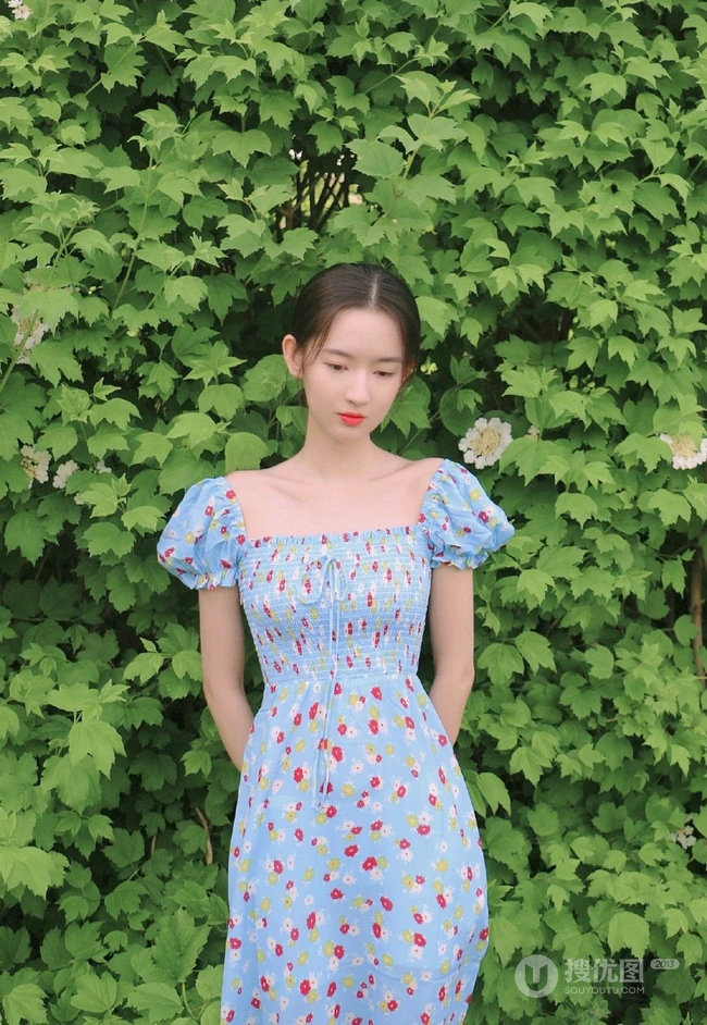 王玉雯清新小碎花裙户外郁金香花园唯美动人写真图片