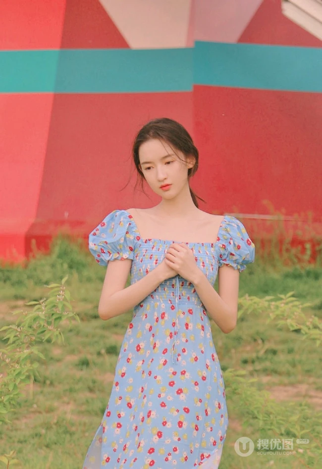 王玉雯清新小碎花裙户外郁金香花园唯美动人写真图片
