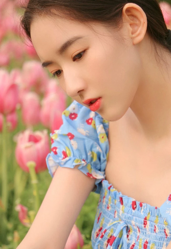 王玉雯清新小碎花裙户外郁金香花园唯美动人写真图片